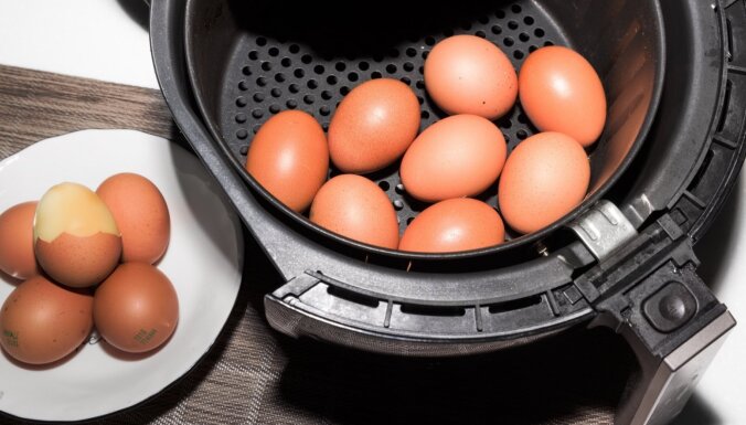 Kā pagatavot cieti vārītas olas 'air-fryer' jeb karstā gaisa katlā