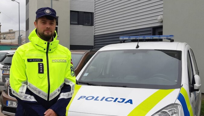'Nesavtīgais policists' Kupičs Liepājā zēnam uzdāvina basketbola bumbu nozagtās vietā