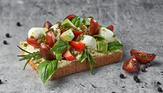 Auzu ierauga tostermaize ar avokado–tomātu salātiem un mocarellu