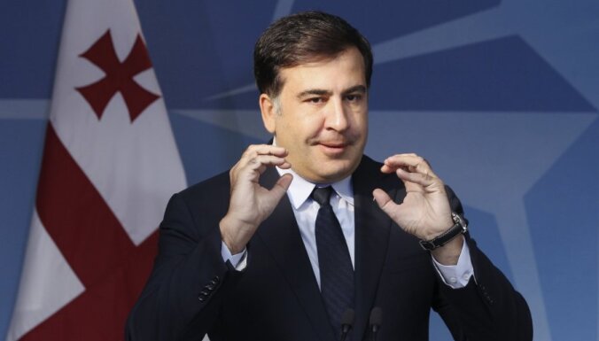Саакашвили отказался от госохраны, но не поменял Конституцию