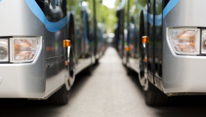 Briškens uzdevis skaidrot situāciju saistībā ar atceltajiem autobusu reisiem un 'Rail Baltica' izmaksas