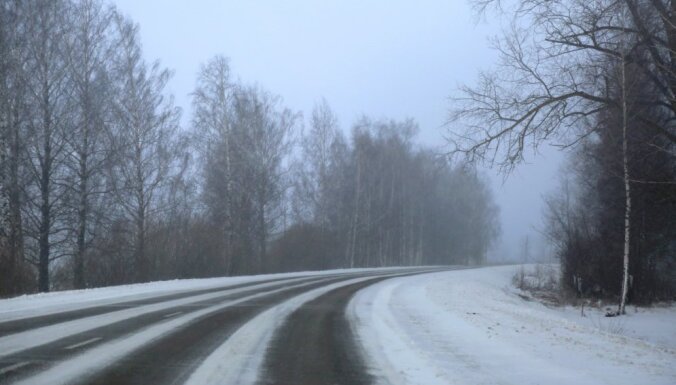 Daļā Latvijas sniega un apledojuma dēļ apgrūtināti braukšanas apstākļi