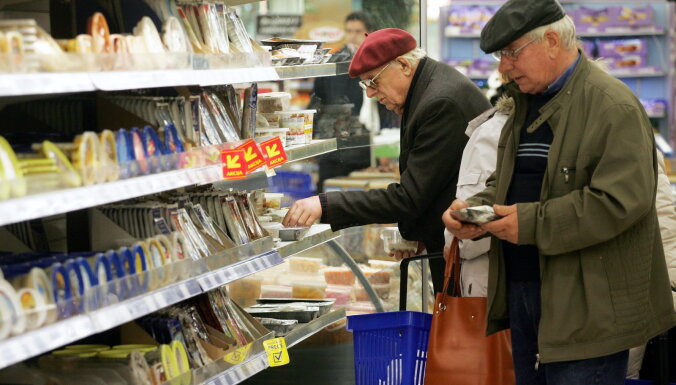 Исследование: латвийцы все чаще ходят за покупками в супермаркеты и все реже посещают рынки