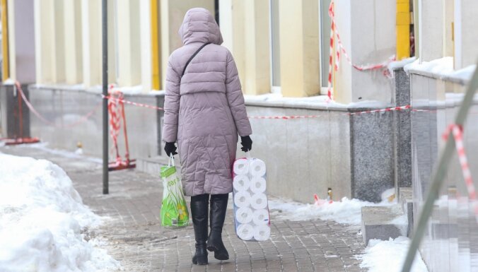 Neretā sievietei nozog iepirkumu somu ar kartupeļiem un ūdeni