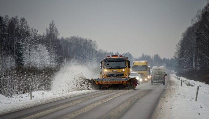 Pirmdienas rītā sniegoti un apledojuši autoceļi ir visā Latvijā, brīdina LVC