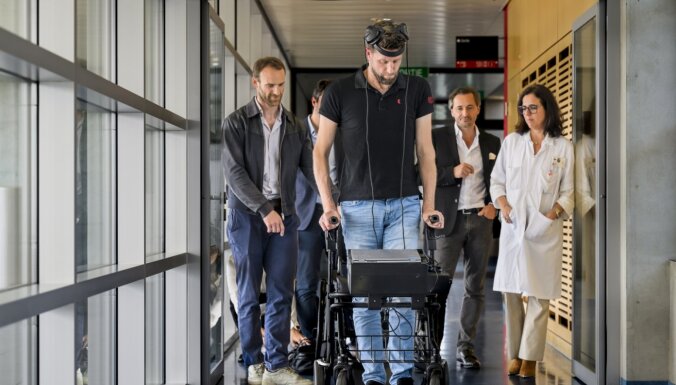В Швейцарии парализованному мужчине вживили импланты в мозг и позвоночник. Теперь он снова может ходить