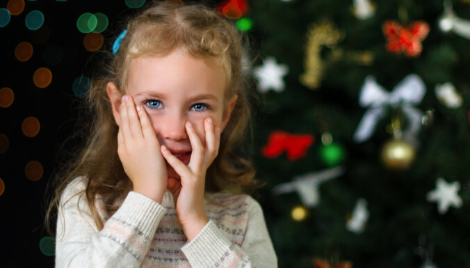 Kā mazināt bērna uztraukumu pirms uzstāšanās pie Ziemassvētku eglītes