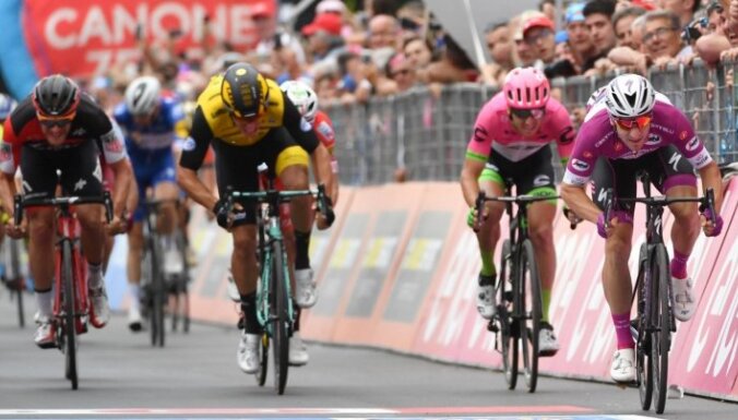 Viviāni izcīna trešo uzvaru 'Giro d'Italia' posmos; Neilands aktīvs un finišē lielajā grupā