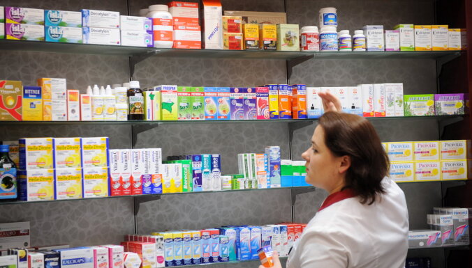 Больных латвийцев призывают не ходить в аптеку
