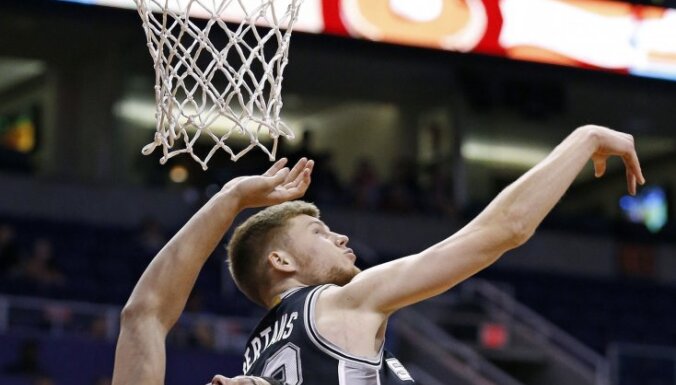San Antonio Spurs Davis Bertans blocks-shot of Phoenix Suns Devin Booker