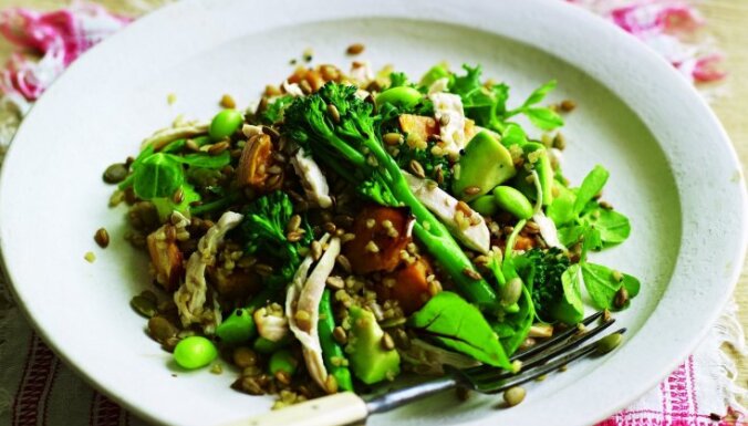 Kvinoja ar brokoļiem, vistu un saldajiem kartupeļiem