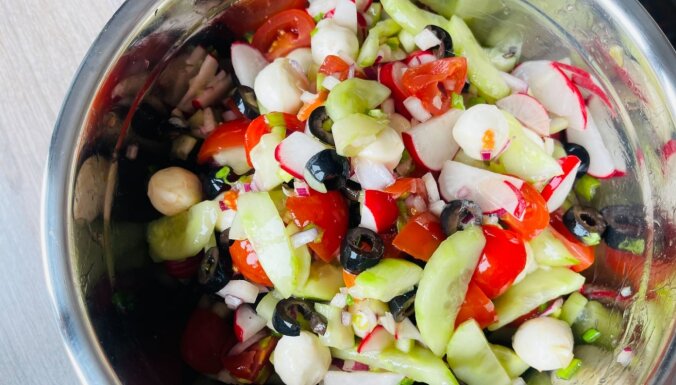 Pavasara vitamīnu bumba – dārzeņu salāti ar siera bumbām