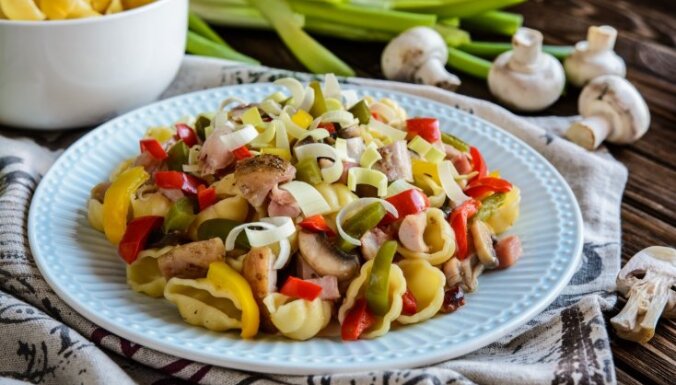 Горячий салат из вареной курицы с пастой и грибами