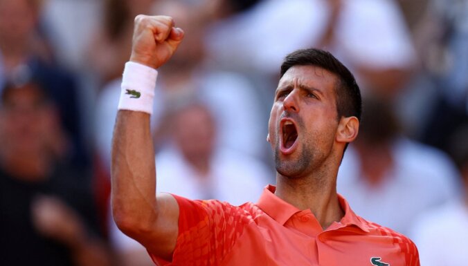 Džokovičs un pasaules ranga līderis Alkarass sasniedz 'French Open' pusfinālu