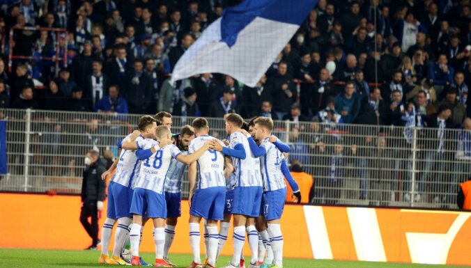 'Hertha' nemaksās algu tiem nevakcinētajiem spēlētājiem, kas nonākuši karantīnā