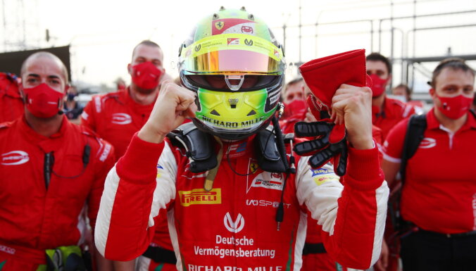 Сын Шумахера стал чемпионом "Формулы-2"