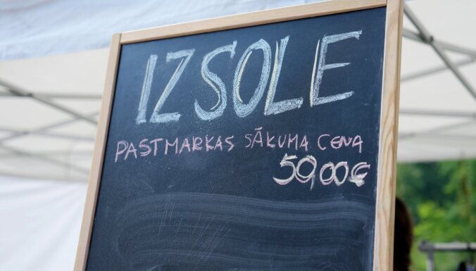 Izsolē festivālā 'Lampa' marku ar teicienu par krievu kara kuģi pārdod par 1500 eiro