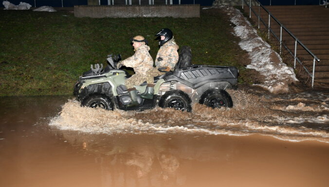 Екабпилс: вода перетекает через дамбу, риск прорыва снизился