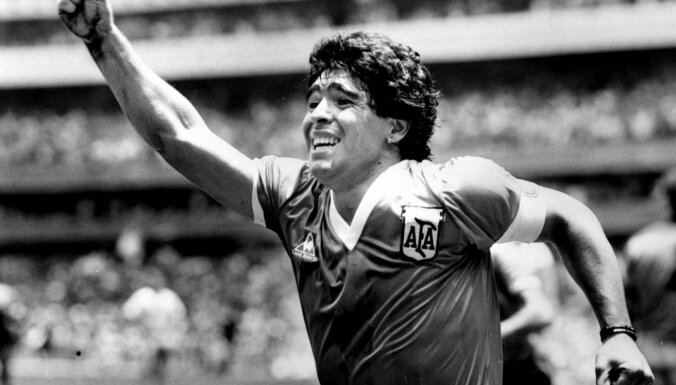 60 gadu vecumā mūžībā aizgājis leģendārais Maradona