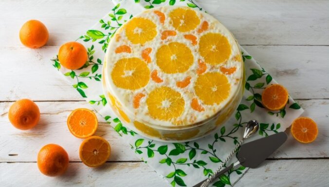 Maigā citrusaugļu un zefīru kūka