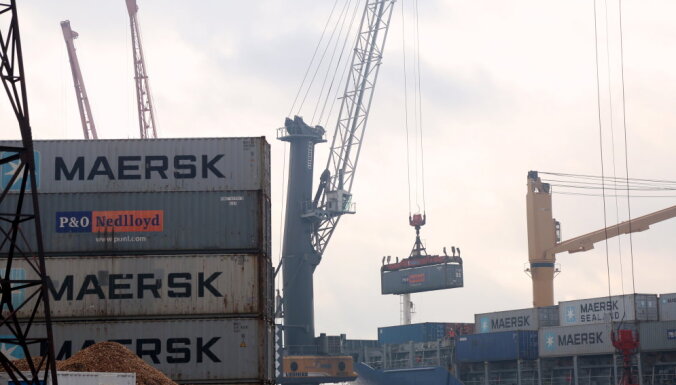 Кабмин поддержал уменьшение зарплат членов правления крупных портов на четверть