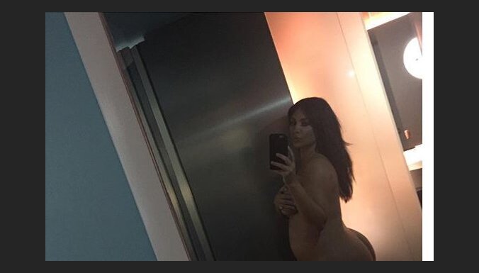 Kardašjanas atklātākais selfijs - stāvoklī pozē kaila