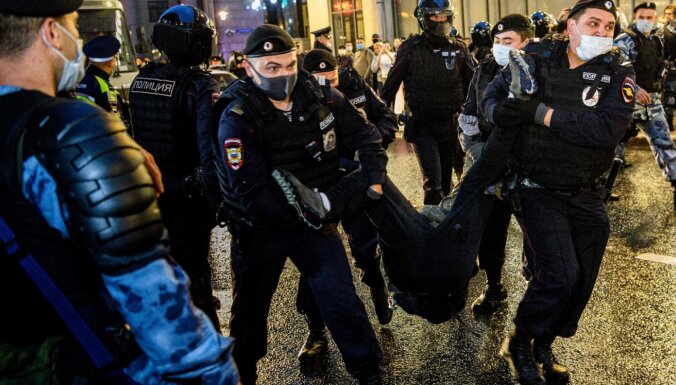 Maskavā protestos pret Krievijas konstitūcijas grozījumiem aizturēti 142 cilvēki