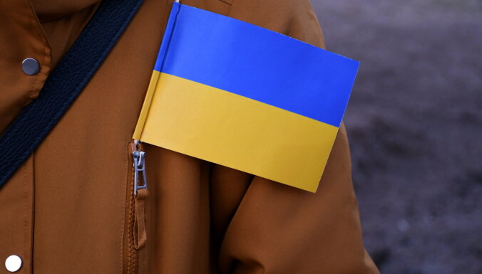 Atjauno kriminālprocesu pret policistes dzīvesbiedru par uzbrukumu jaunietim ar Ukrainas karogu