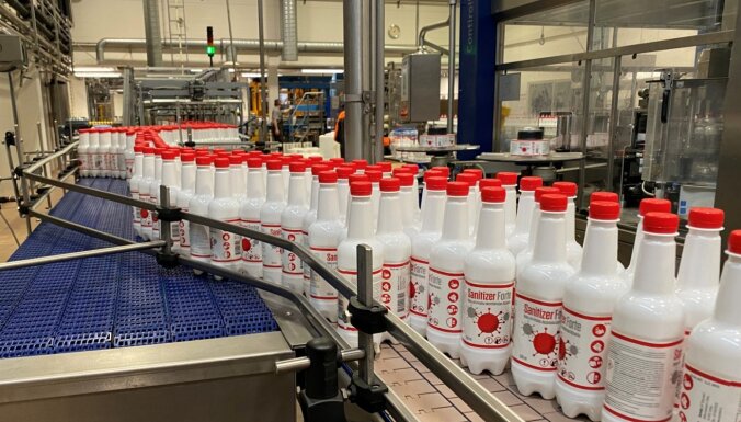 'Cēsu alus' uzsāk dezinfekcijas līdzekļa ražošanu; 5000 pudeles ziedos Vidzemes ārstniecības iestādēm