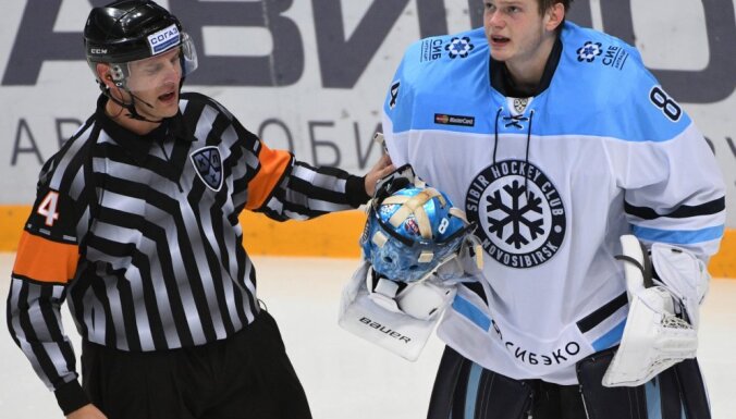 referee Eduard Odins and Sibir Alexei Krasikov