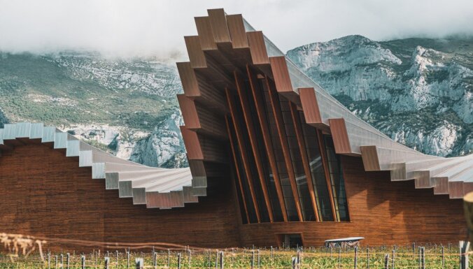 Vīna tūrisma galamērķis un arhitektūras šedevrs vienuviet, ainavisku kalnu pakājē Spānijā