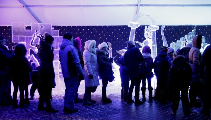 Lai neveidotos rindas, apmeklētājus mudina ledus mākslas darbus apskatīt rīta pusē