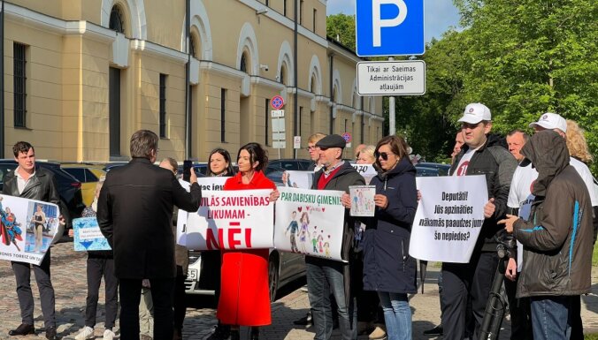 Foto: Daži desmiti cilvēku pie Saeimas protestē pret Civilās savienības likumprojektu