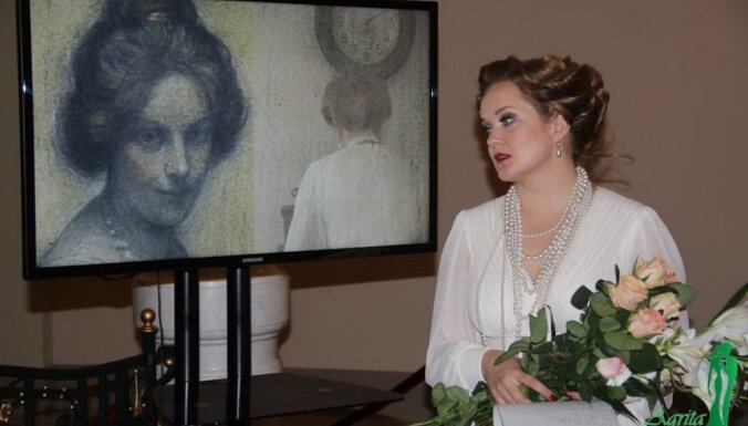 Foto: Operas zvaigzne Evija Martinsone uzstājas Rozentāla izstādē