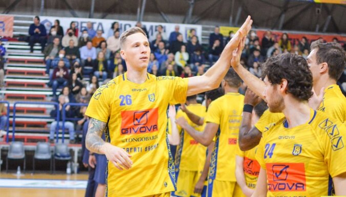 Latviešu basketbolistu Butjankovu atlaiž Itālijas A sērijas klubs