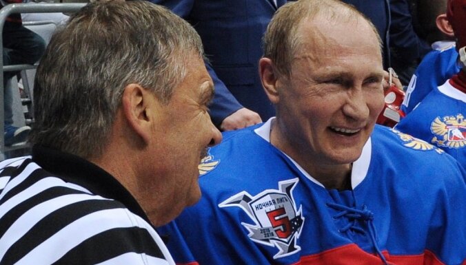 Foto: Putins ar IIHF prezidentu Fāzelu Sočos uzspēlējuši hokeju