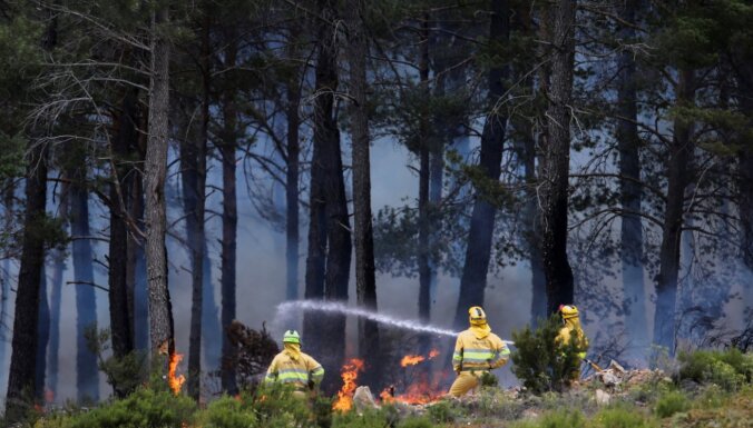 Spānijas ārkārtas dienesti cīnās ar vairākiem savvaļas ugunsgrēkiem valsts ziemeļos