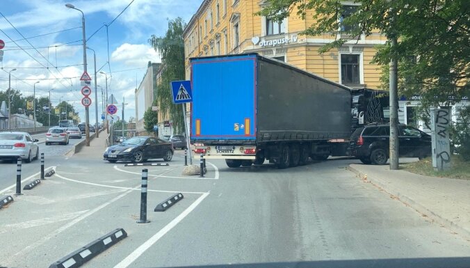Грузовик на повороте у ВЭФовского моста задел новые столбики и знак