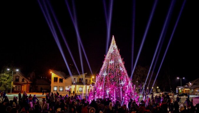 Video: Ar grandiozu gaismas šovu tiek iedegta Ziemassvētku eglīte Siguldā
