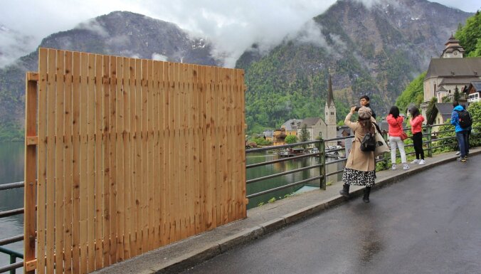 В знаменитом Хальштатте построили забор, чтобы туристы не могли делать селфи