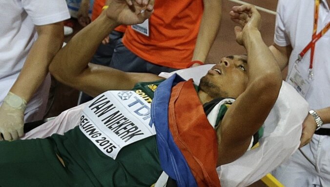Pasaules čempions 400 metru skrējienā van Nīkerks pēc triumfa nogādāts slimnīcā
