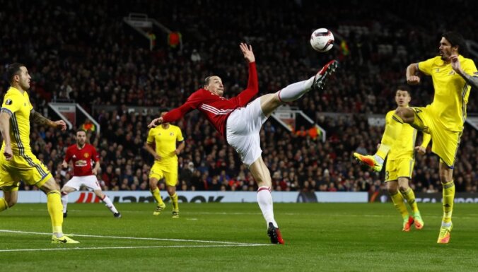 Manchester United s Zlatan Ibrahimovic attempts an overhead kick