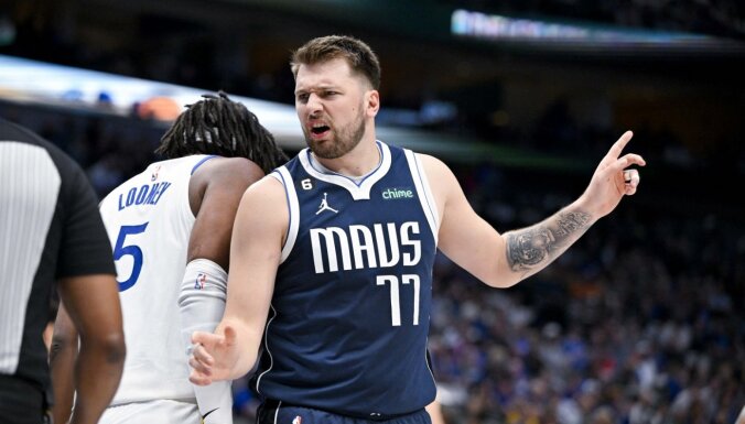 Video: 'Mavericks' basketbolisti bērnišķīgi kļūdās un sajauc grozus