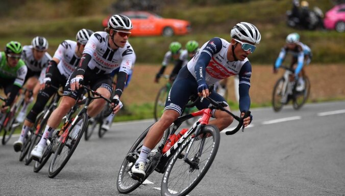 Liepiņš ar 13. vietu noslēdz 'UAE Tour'; Skujiņam UCI punkti Francijā