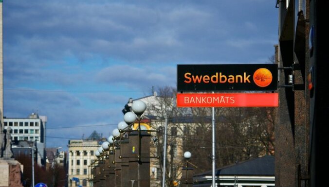 Клиентам Swedbank придется платить за снятие наличных в банкоматах DNB banka