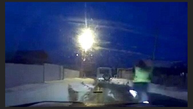 Video: Krievu superpolicists skriešus panāk bēgošu auto
