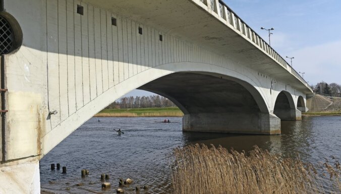Jelgavas pašvaldība: Izskalojums Lielupes tilta balsta daļā neietekmē tilta nestspēju