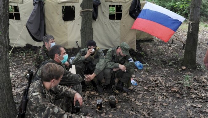 Izrēķinās ar krievu žurnālistiem, kas ieradušies Pleskavā uz varbūtējo Ukrainā kritušo desantnieku kapiem
