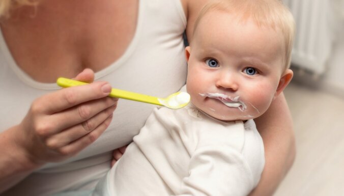 Kādā vecumā mazuļa uzturā ieteicams iekļaut maizi, pienu, gaļu un pākšaugus