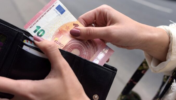 Более половины латвийцев за то, чтобы зарплаты чиновников обнародовали ежемесячно